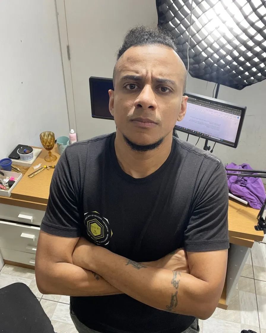 Valdemiro Ferreira de braços cruzados no escritório
