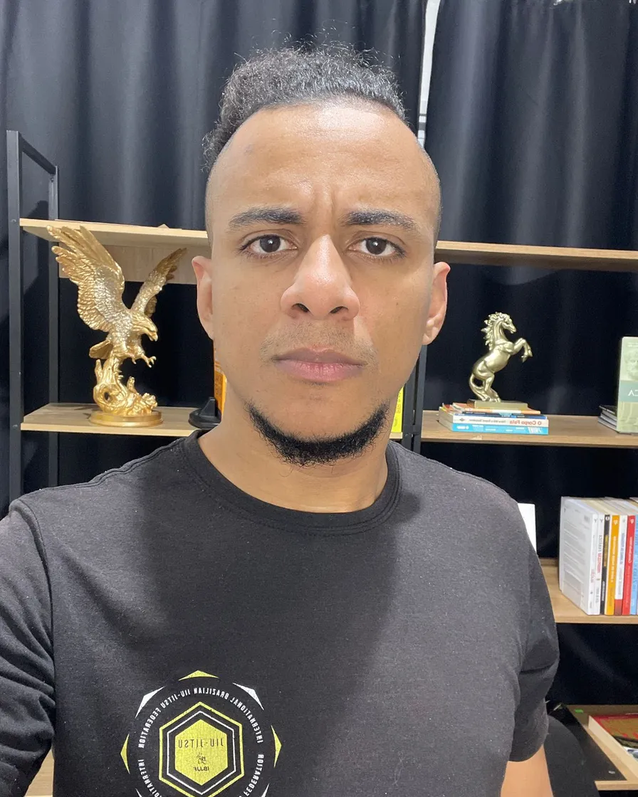 Valdemiro Ferreira no escritório, com a camiseta da UMIND